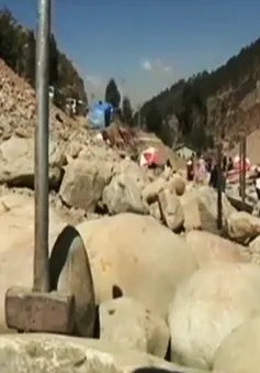 Kỳ lạ nghi thức đập đá cầu may tại Bolivia 